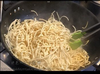 step3: 開中細火，加入伊麵煮1-2分鐘至伊麵變軟身，盛起備用。