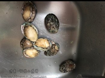 step1: 用鹽刷鮑魚仔，刷至雪白。