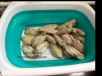 step2: <a href="https://bit.ly/3zHU5V3" target="_blank" data-keyword="雞翼" class="guide-link"><strong>雞翼</strong></a> <span style="display:inline-block;vertical-align:middle;margin-top:-3px;color:initial;border-radius:3px;padding:2px 3px;font-size:12px;line-height:14px;background:#87d300;color:#fff;">即買</span> 放入篩中過水, 瀝乾水（備用）。