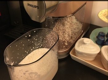 step3: 開機榨就得啦！
如果見杏仁渣濕，可以榨多次！