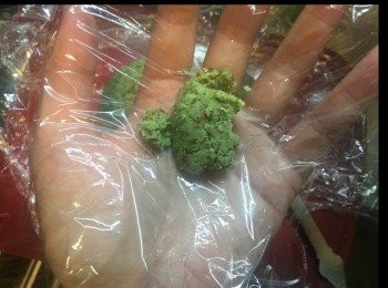 step3: 用保鮮紙包住一小堆粉團（因為好痴手）