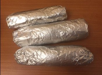 step6: 再用錫紙卷實雞卷，留意卷起時需用手壓實，頭尾都要向內摺好收口。

鍋開中細火，先放入雞卷，再加些少水，慢煎1邊15分鐘，另外一邊亦15分鐘
不要不停轉動。

留意水的份量，是倒入後約雞卷的1/8高。
中途如果煎乾了水，可再加入熱水，都是約雞卷1/8高。