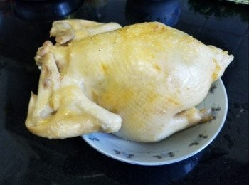 step6: 將雞放入湯中，滾起放入浸 10 分鐘取出放涼備用，如想更加入味，可用 1 湯匙瑞士雞汁，塗抹在雞內，稍為閒置 15 分鐘。