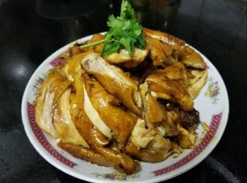 step7: 做法 :

先做薑蔥油 , 用 2 湯匙油中火爆香薑蔥 , 芫茜碎加少少鹽 , 稍為炒香便上碟完成 .

冰鮮雞 , 可放入煲湯浸約 10 分鐘後取出 , 如想更加入味 , 可先用 1 湯匙瑞士雞汁塗抹在雞內 , 稍為閒置 15 分鐘 .

爆香蒜頭 , 乾蔥 , 薑片加入瑞士雞汁 , 老抽 , 生抽 , 雜錦香草 , 胡椒粉 , 糖 , 雞粉再加約 400ML 水煮滾 , 再將雞放入 , 轉中細火將汁不停淋上 , 每邊 5 分鐘轉動一次 , 直至雞身完全上色 , 再用大火滾起 , 熄火蓋好焗 10 分鐘