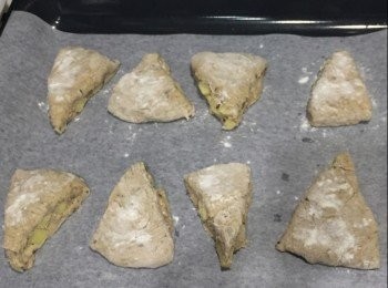 step8: 放在烤盤上，再放入密封的焗爐發酵1小時。