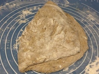 step4: 再將麵糰蓋上，把芝士藏在入面。