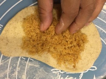 step4: 再加入我喜歡的肉鬆做餡料