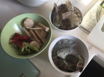 step1: 首先將啲材料切粒切片，虎蝦切左個頭去殼，挑條魚腸出嚟
