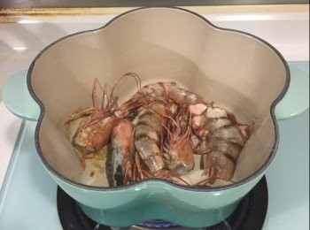 step2: 落少少油，將啲蝦頭同埋蝦殼爆香