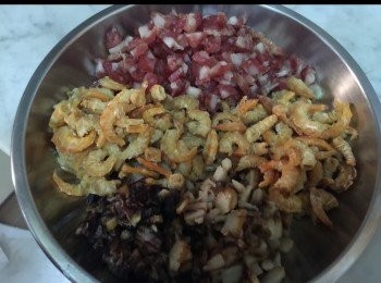 step1: 蘿蔔去皮刨絲（切記不要倒去蘿蔔釋出的水份）待用