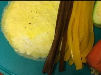 step1: 將三隻蛋攪勻煎做四塊薄薄既蛋塊，其他材料切條，<span class="group_2">飯調味</span>待用，飯要用暖飯，冷飯好難入味同難推開