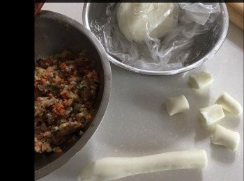 step5: 將餡料放上餃子皮上，對摺，兩邊放前面，形成餃子形狀