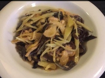 step3: 最後加入木耳一起炒勻，贊入紹興酒煮2分鐘至滾。這時開始有一陣酒香味，再下少少獻汁及調味料兒勻，便可上碟。