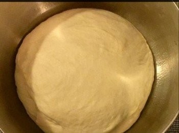 step3: 將酵母倒入麵粉中，加入橄欖油混合均匀，直至粘稠的麵糰形狀。然後置於碗內放入雪櫃內約30分鐘或以上，直到麵糰漲大為止。使用前將麵糰分為2個麵糰球備用。