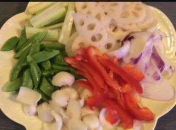 step1: 炒雜菜<span class="group_1">食材</span>：
西芹，洋葱，蜜豆，紅辣椒，百合，和蓮藕。