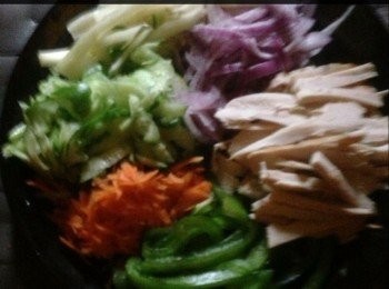 step1: 全麥軟玉米餅 3-4片
適量洋葱，青椒，紅蘿蔔，西芹，青瓜和熟雞肉均切成一片片備用。
另1個新鮮的芒果。