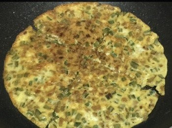 step4: 再將涼瓜粒和菜脯粒倒入蛋漿內攪勻，再倒入鍋內煎熟便可。