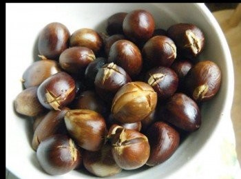 step2: 在頂部用小刀𠝹成十字，汆水片刻，至十字𠝹口裂開，過冷河。