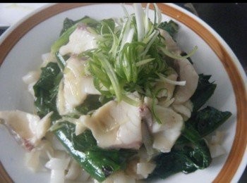 step7: 將已熟鯇魚片摌出，盛於芥蘭面，放上蔥絲，即成。