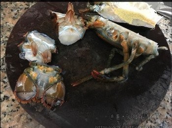 step1: 龍蝦斬件，洗淨。