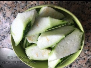step1: 勝瓜去皮去頭尾，再切割及洗淨。