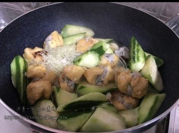 step4: 爆香蒜蓉，落勝瓜炒至半熟，然後加入已爆香的豆卜和粉絲，最後加入室溫水半碗，落鹽。