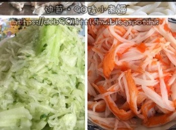 step3: 烏冬、蟹棒煮熟後，放至冰水攤凍，瀝乾水備用。