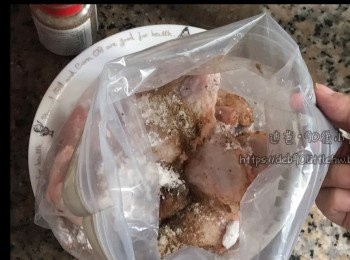 step2: 然後用一個密實袋/盒進行醃製，把所有<span class="group_2">調味料</span>加入拌勻，放進雪櫃下格醃製1小時。