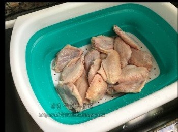 step1: <a href="https://bit.ly/3zHU5V3" target="_blank" data-keyword="雞翼" class="guide-link"><strong>雞翼</strong></a> <span style="display:inline-block;vertical-align:middle;margin-top:-3px;color:initial;border-radius:3px;padding:2px 3px;font-size:12px;line-height:14px;background:#87d300;color:#fff;">即買</span> 洗乾淨，瀝水備用