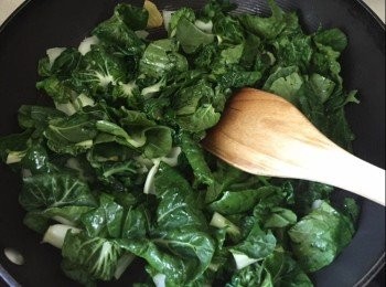 step5: 先將小白菜切小粒，然後把薑片下鑊炒至微香，加入小白菜炒至半熟下鹽再炒，盛起備用。