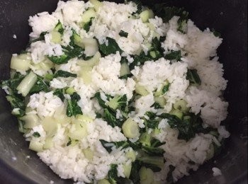 step6: 把炒好的小白菜倒進電飯鍋內與白飯拌勻。