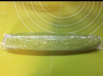 step5: 包上保鮮紙，放入雪櫃雪硬。