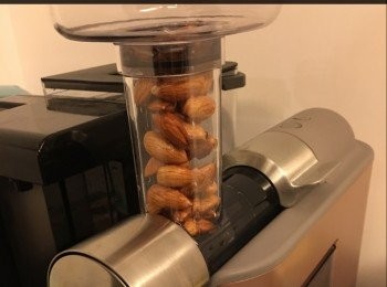 step2: 將一半杏仁一半水放落放料管。