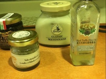 step5: 冰鮮雞洗淨，切件，用厨房紙抹乾水份；依次序伴入胡椒粉 - 甜椒粉 - 黄糖 - 海鹽 - 料理酒 - 檸檬汁 - 雞蛋白 - 希臘乳酪醃最少1小時。