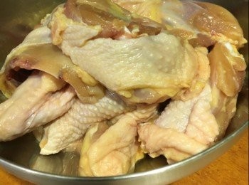 step1: 材料:﻿
冰鮮雞  1隻