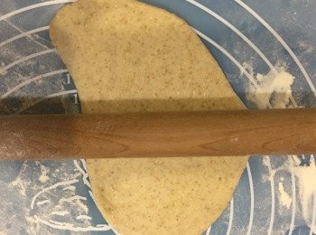 step3: 再將麵糰壓平排氣
