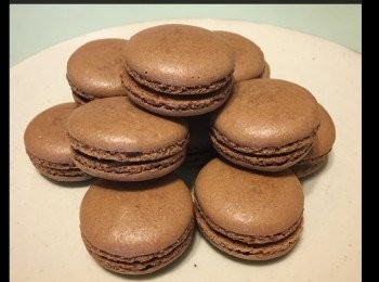 step1: 先將杏仁粉、糖霜及巧克力粉過篩三次，並將之用拌勻