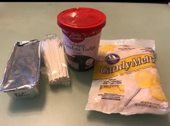 step1: 將蛋糕在一大碗內用清潔的手弄成均勻碎屑