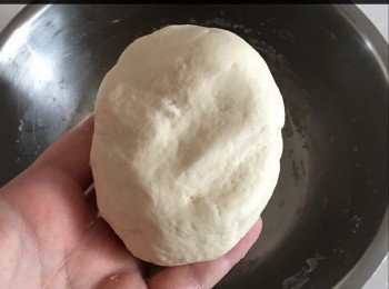 step1: 首先搓麵團，將麵粉，水，橄欖油搓勻，搓 2分鐘後入袋放雪櫃雪起碼 30分鐘