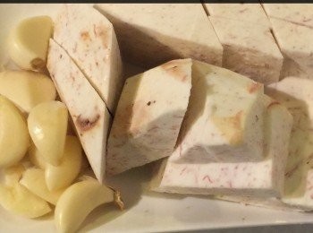 step2: 蒸芋頭的做法：
將芋頭去皮洗淨，然後切成小塊，放在蒸盤上。

附註：當洗、切芋頭時，最好戴上膠手套，因為生的芋頭可令有些人敏感會手痕。