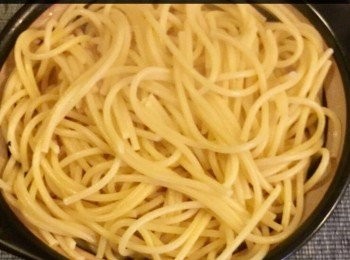 step2: 至於煮意大利粉，用一個平底鍋以大量的水煮沸，加入少許鹽和油，待它滾並不時攪下，以免意大利粉黏底。但不要煮得太久，可取少許試下它是否彈牙。然後倒去水份備用。