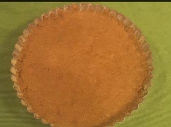 step4: 將餅亁碎倒入碗中，加入熔解了的牛油，用力攪拌後，將餅亁碎壓在批盤內，壓成批形狀的外殼，再放入烤爐內焗20分鐘。