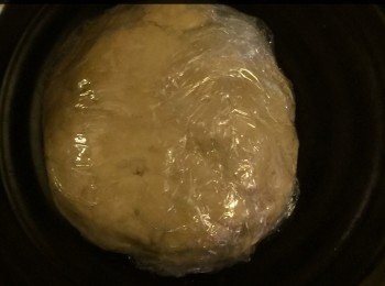 step3: 將麵粉、牛油、細砂糖、蛋黃和2-4湯匙水放入碗內，搓均成糰狀，然後以保鮮紙包蓋上，放入雪櫃內冷藏20分鐘。