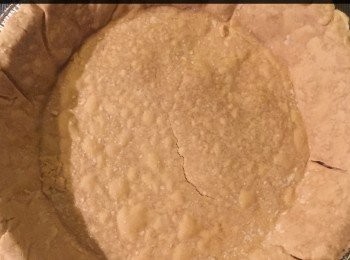 step3: 將麵糰放在一塊平的枱上，搓成一片圓的麵皮，放入派的烤盆內，以210度去焗，直到<span class="group_1">派皮</span>金黃色後，備用。待冷卻後，才可放入芒果啫喱於烤盆內。