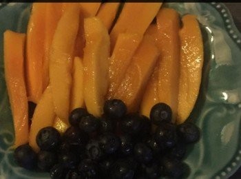 step6: 將切粒的芒果和藍梅以吸水的紙巾去吸去水份，倒入已冷卻的派盆內。