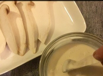 step4: 把切好了的杏鮑菇片放入麵糊內，把它粘滿麵糊。