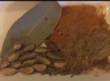 step3: <span class="group_1">食材</span>：
2隻熟薯仔，切小塊。
1杯熟椰菜花，切成小塊。
1湯匙洋葱，切碎。
2個番茄，切片。
青椒數片。
2瓣蒜。
1茶匙芫茜粉。
2茶匙黃薑粉。
1茶匙小茴香粉。
1茶匙茴香子。
1茶匙辣椒粉。
1茶匙生薑蓉。
1/2茶匙鹽。
1/2茶匙糖。
2-3湯匙橄欖油。