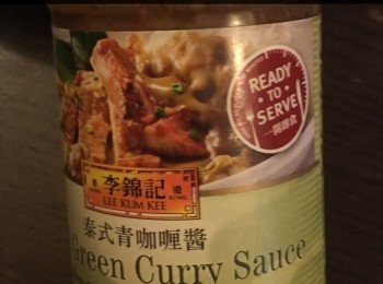 step5: 燒鍋加入油，將薑和蒜爆香，加入洋蔥，雞柳，小茄子和車厘茄一起兒片刻，再加入青茄喱醬，紅椒，椰子水及椰奶攪勻，煮至剩適量的汁備用。