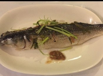 step5: 蒸魚汁不要倒掉，榨少許清檸汁加入攪勻，再加上薑和葱絲爆香，再加入芡汁煮成䶢檸汁。