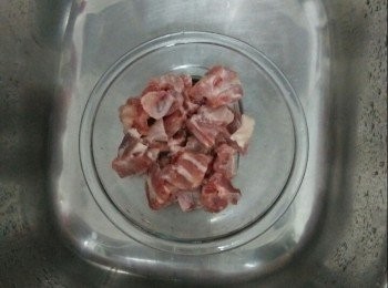 step1: 清水洗净排骨。